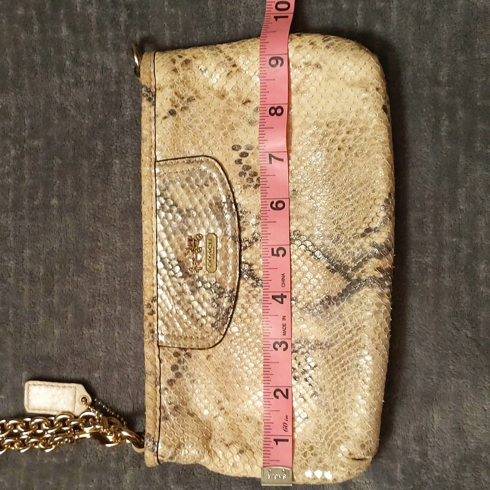 Coach shimmer snakeskin pattern wristlet/bag in cream & gray w/ gold hardware - Picture 11 of 14